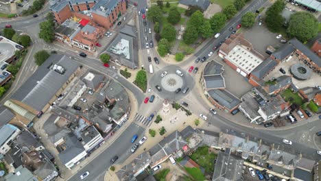 Newmarket,-Straßenverkehr-Auf-Britischem-Kreisverkehr-Drohne,-Antenne