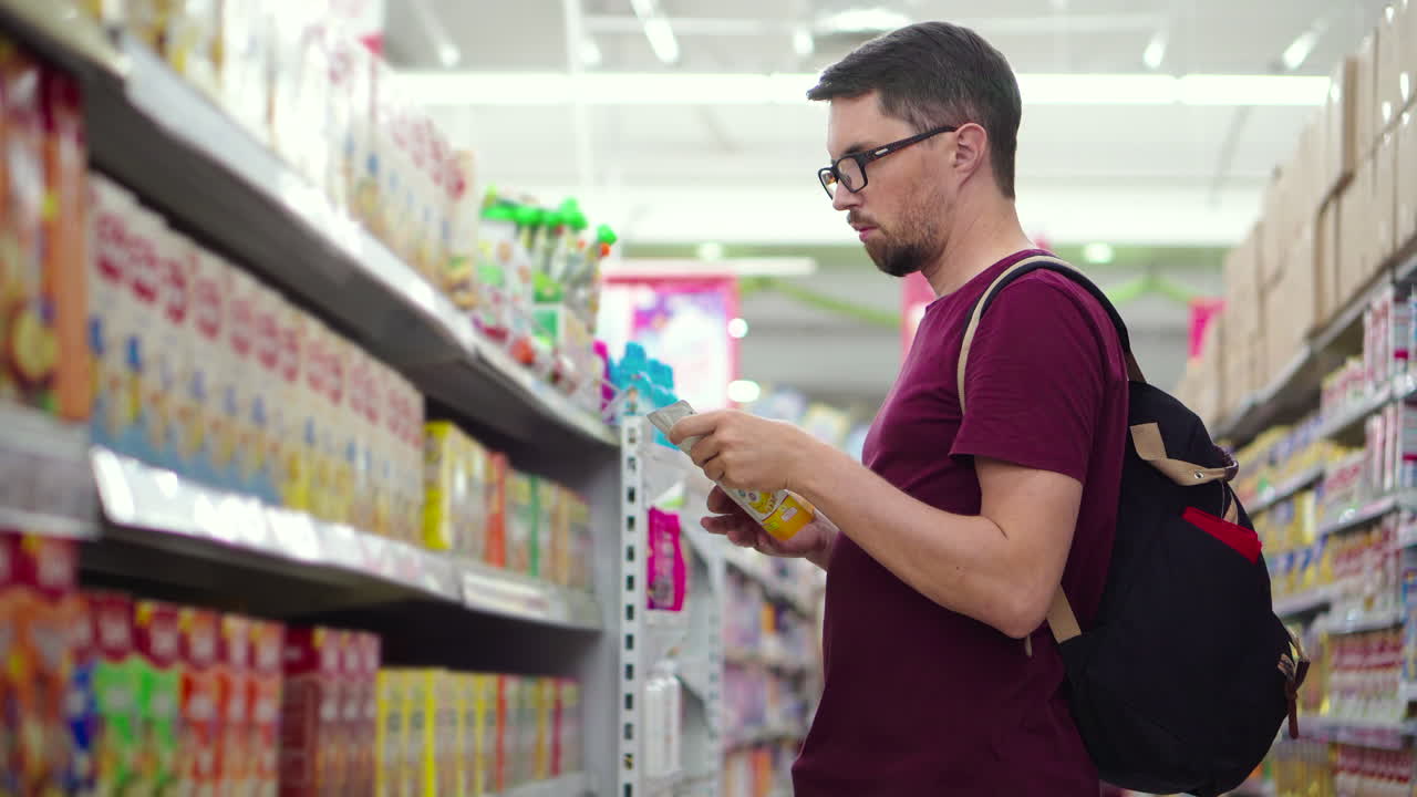 hombre comprando comestibles en un supermercado