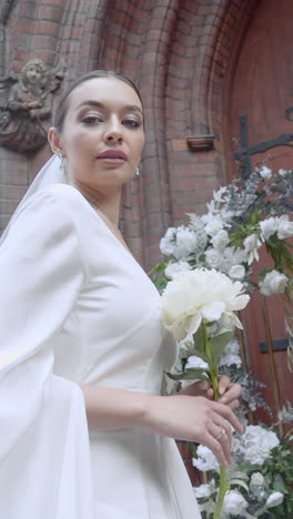 novia con un vestido de novia blanco