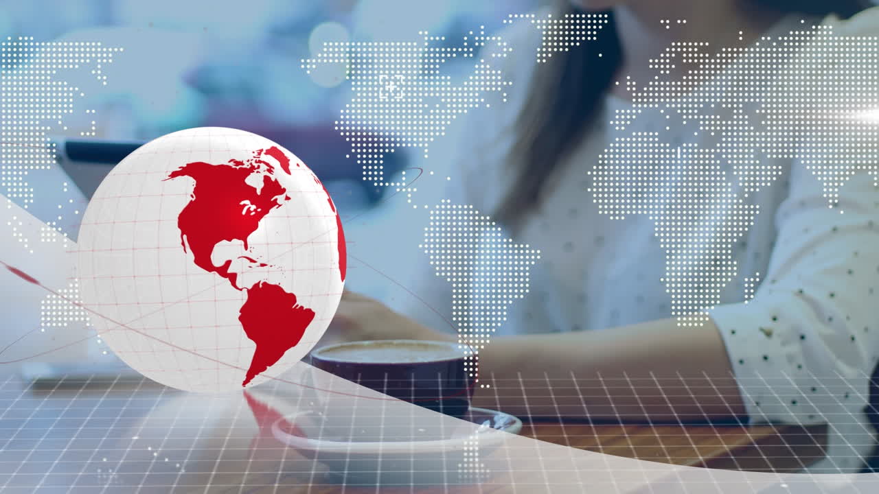 animación del globo y el mapa del mundo sobre el mediodía de una mujer caucásica usando una tableta en una cafetería