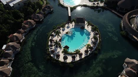 Vista-Aérea-De-Piscinas,-Bungalows-Y-Laguna-En-El-Mar-Caribe,-México