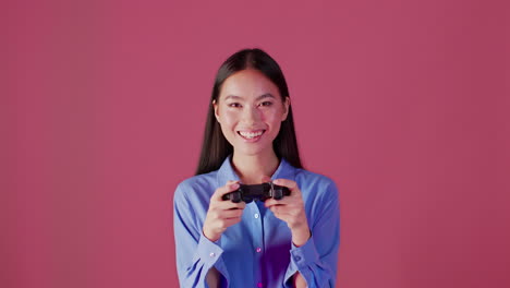 mujer jugando a videojuegos