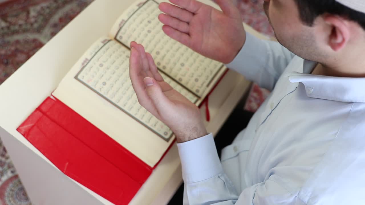 젊은 무슬림 남자 기도