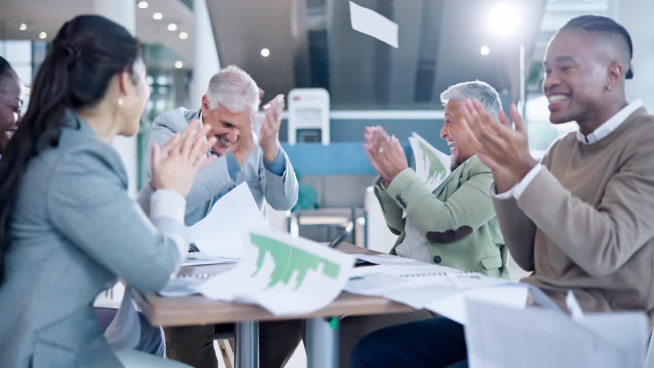 la gente de negocios entusiasmada lanza papel para el éxito