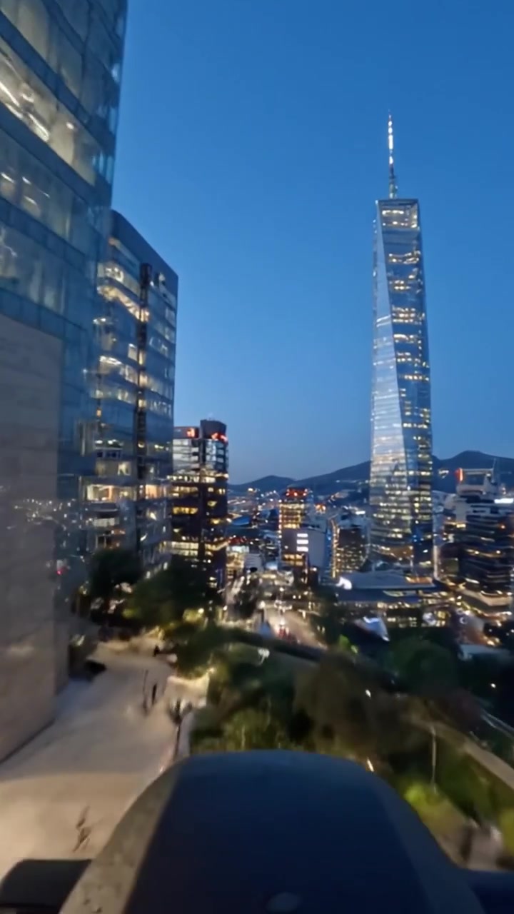 Skyline urbano serale: una vista dinamica di grattacieli e luci della città al crepuscolo, con enfasi sull'architettura moderna e sulla vita urbana.