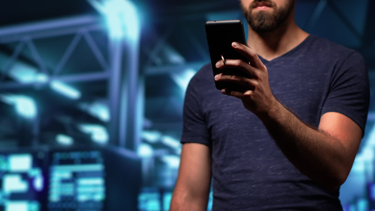 ingeniero hombre trabajando en la sala de servidores