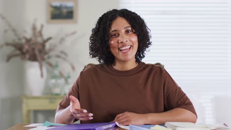 Mujer-Birracial-Haciendo-Videollamadas-De-Negocios-En-Casa,-Hablando-Y-Gesticulando,-Cámara-Lenta