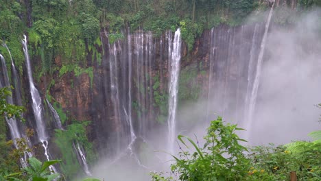 majestuosa cascada tumpak sewu en el este de java indonesia, vista aérea