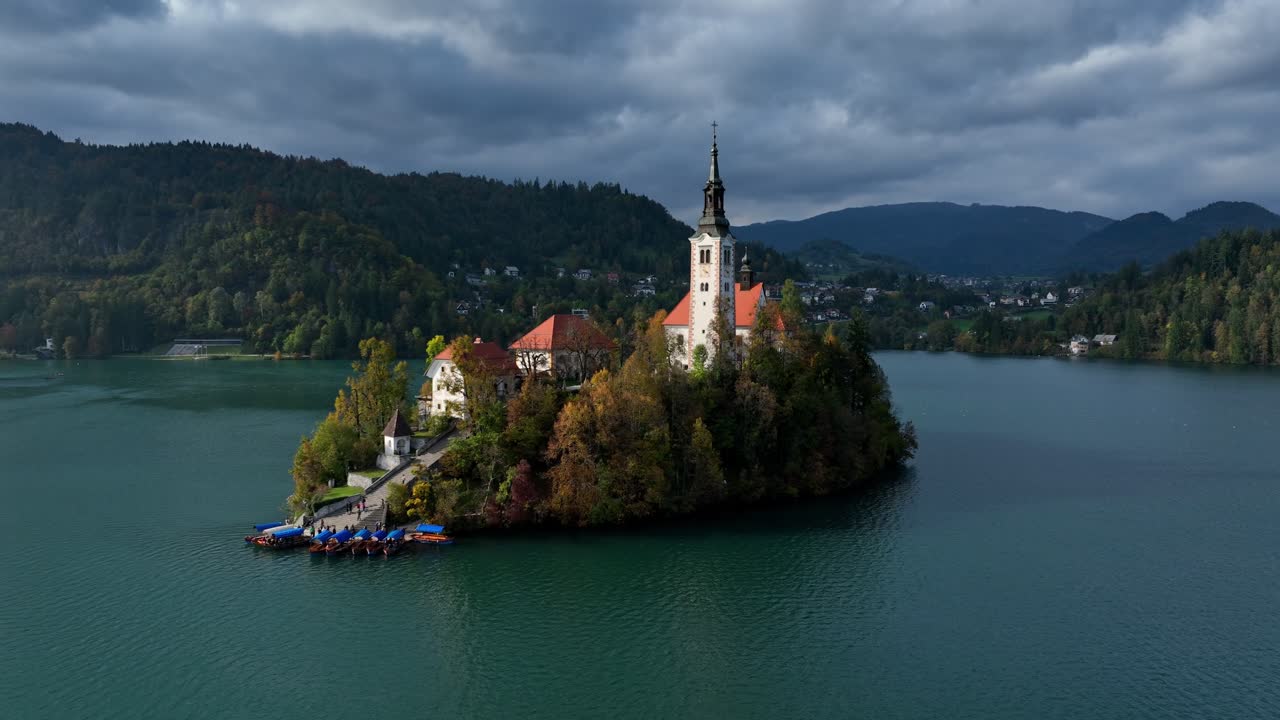 Drewniana łódź pletna zacumowana przy Wyspie Bled na Jeziorze Bled - widok z lotu ptaka.