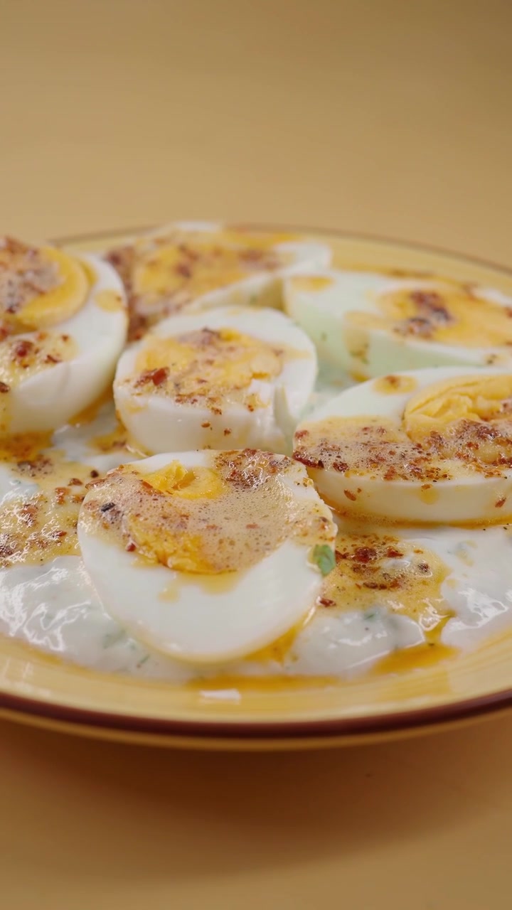 Huevos cocidos servidos con salsa de yogur y especias