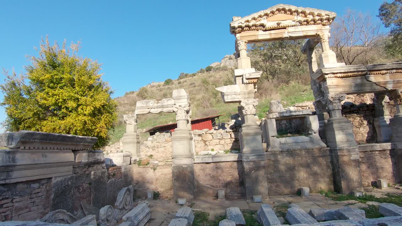 Colonne in stile corinzio della Fontana di Traiano, le rovine storiche dell'antica città di Efeso