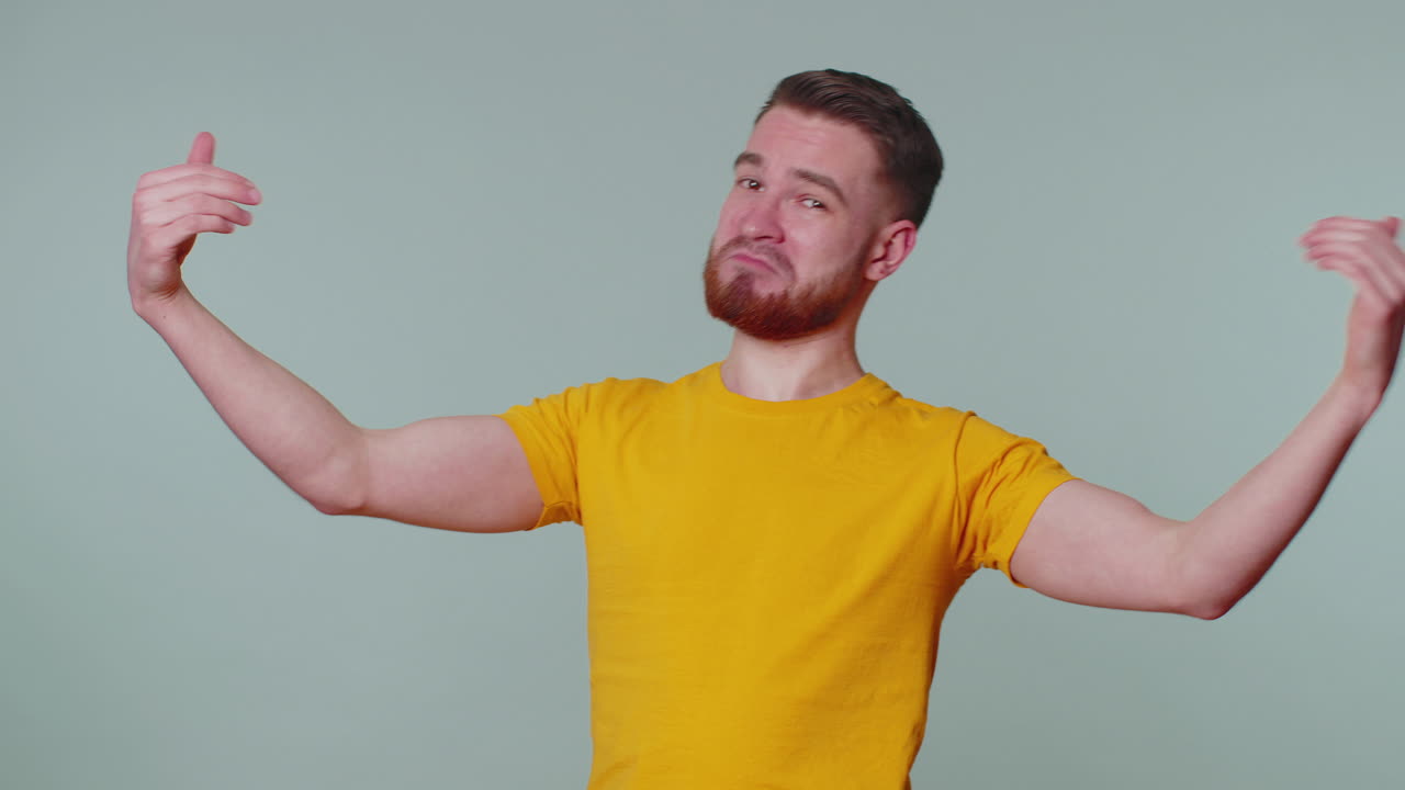 turista hombre elegante sintiéndose muy orgulloso señalándose a sí mismo, pareciendo seguro de sí mismo encantado por el éxito