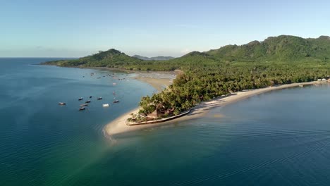 Orbit-Drohnenaufnahme-Des-Siwalai-Strandes-Auf-Der-Tropischen-Insel-Koh-Mook-In-Der-Andamanensee-In-Trang,-Südthailand