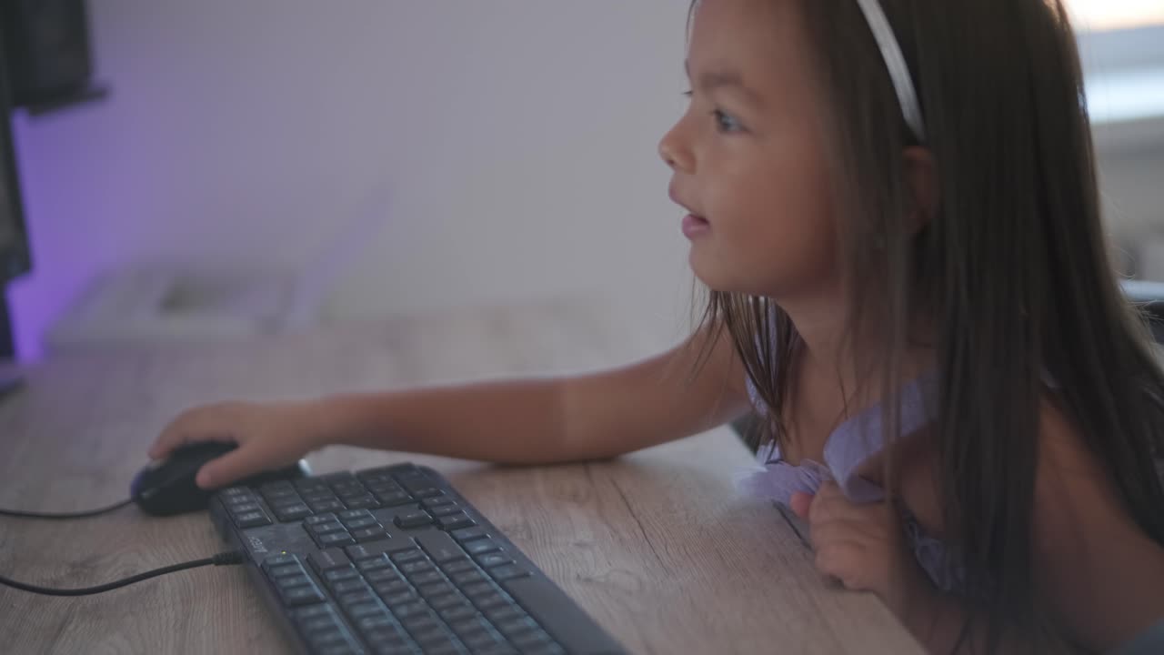 una niña con un hermoso vestido está dibujando en una computadora personal