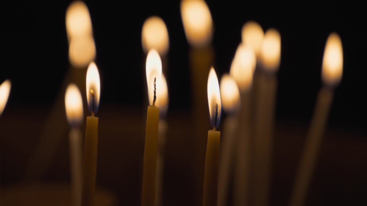 Candele accese in chiesa