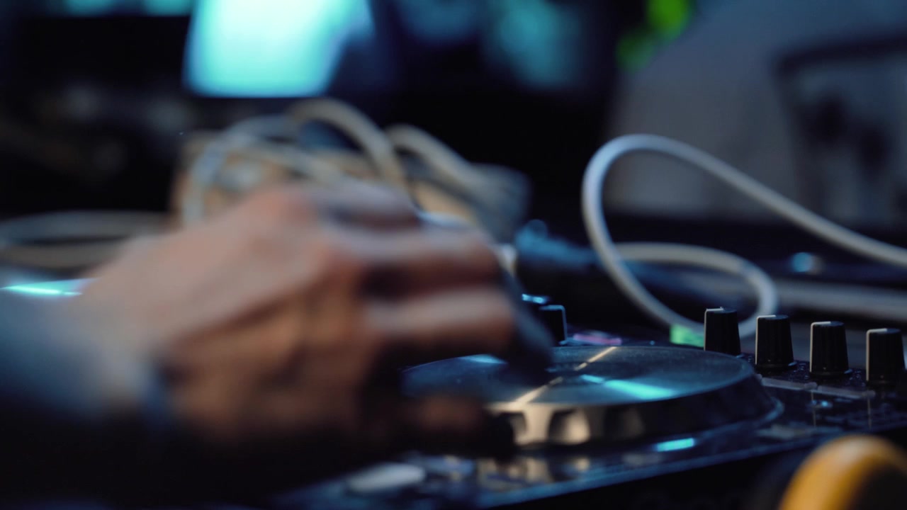 Partide DJ miks yaparken, sis makinesi ve coşkulu dans eden insanlar