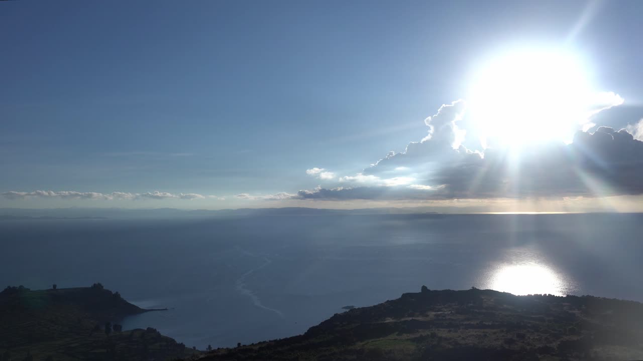 perú - panorama del lago titicaca desde el templo de la madre naturaleza en un día soleado