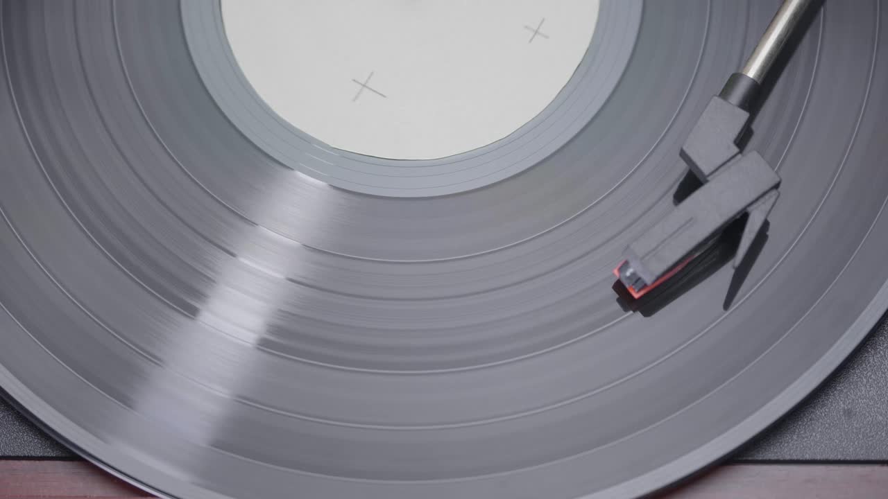 Primo piano di un disco in vinile che gira su un giradischi