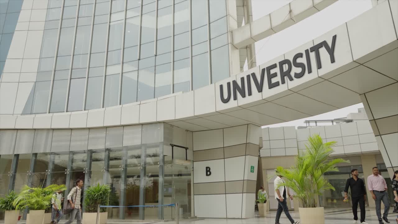 Persone che entrano nell'edificio universitario
