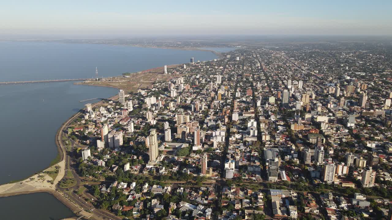 Vista aerea di città metropolitana, attrazioni turistiche di città costiera.