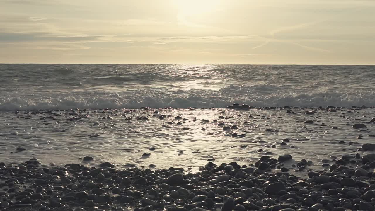 해가 지는 해변 장면