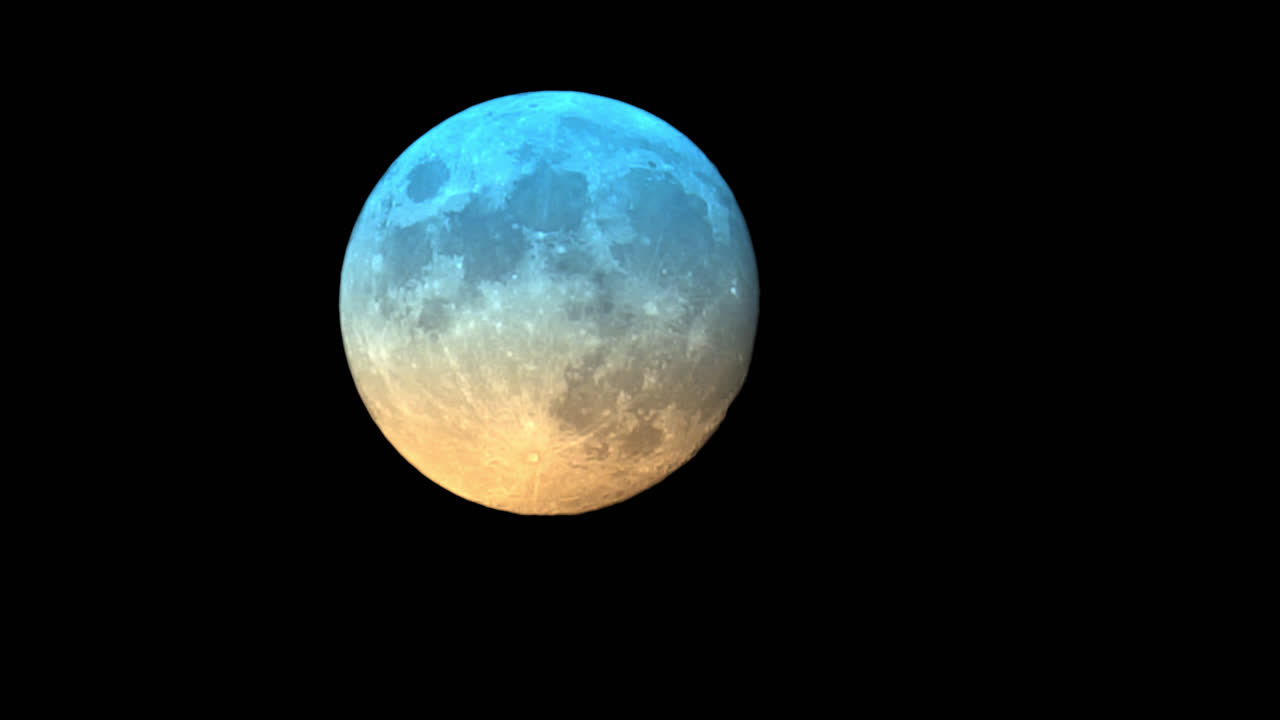 lapso de tiempo astro, luna grande y colorida que se eleva en el cielo nocturno