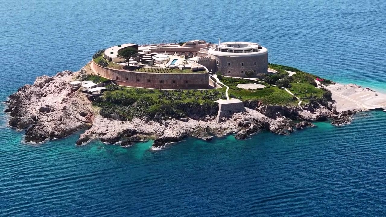 Vista aerea dell'isola di Mamula, Montenegro, ex fortezza marittima ora resort di lusso, ripresa con drone.