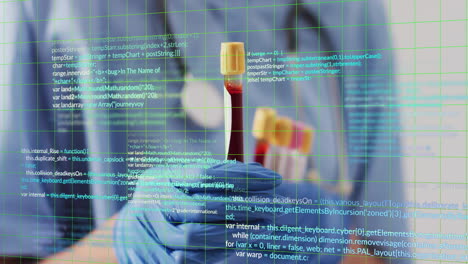 sosteniendo tubos de ensayo, mano con guantes con animación de procesamiento de datos médicos sobre el fondo del laboratorio