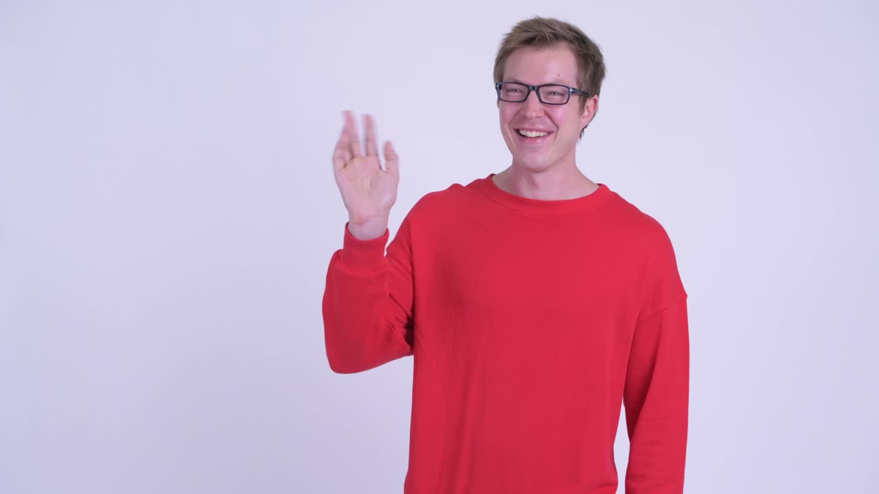 fotografía de estudio de un joven guapo