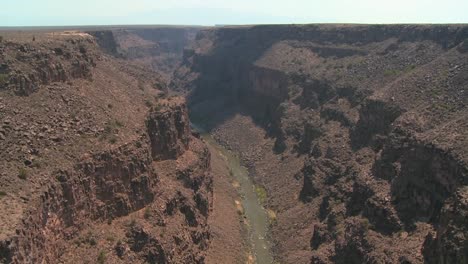 el río grande serpentea a través de un cañón de nuevo méxico