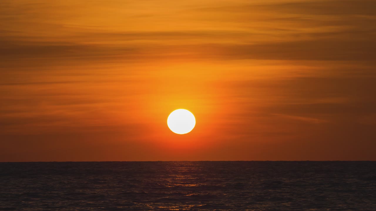 timelapse de una puesta de sol dorada en el extranjero. puesta de sol naranja redonda en el agua en la noche de verano. paisaje naturaleza amanecer fondo. imágenes b rollo de sol. cielo amarillo puesta de sol. hermoso océano tranquilo.