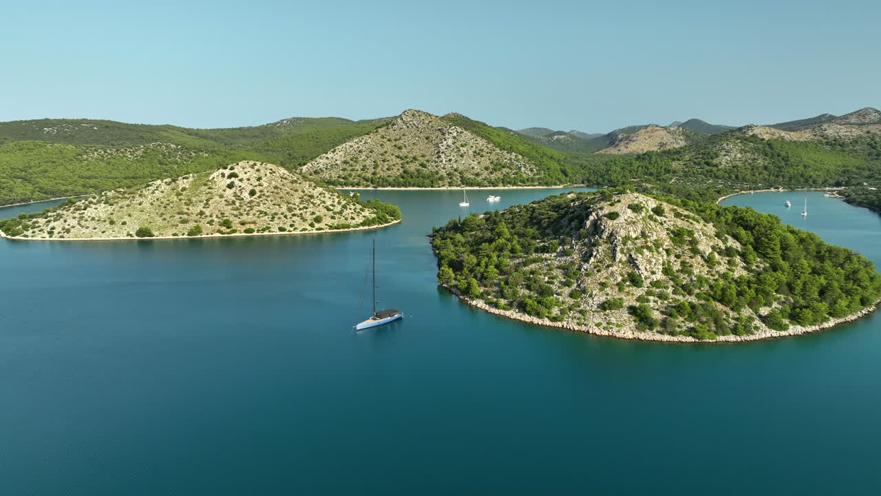 Carrellata con drone su yacht a vela di lusso nel parco nazionale di Telašćica in una giornata di sole