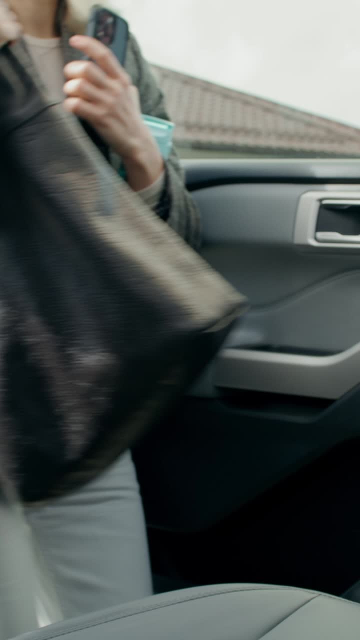 여성이 운전하고 전화를 사용하고 있습니다.