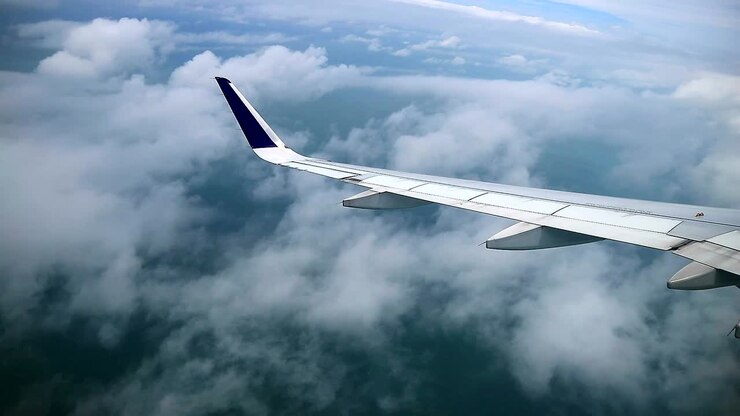 vista del cielo nuvoloso dalla finestra dell'aeroplano commerciale