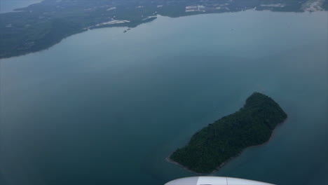 vista de la isla desde el avión en tailandia