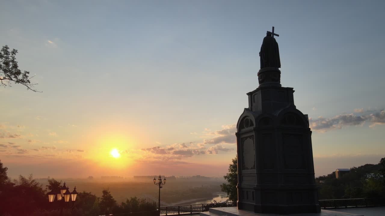 우크라이나 키예프의 공중 풍경: 새벽에 블라디미르 대왕의 기념비