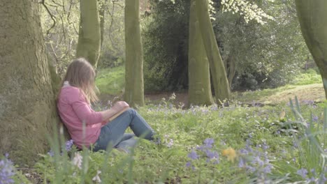 Mujer-Leyendo-Un-Libro-En-El-Bosque