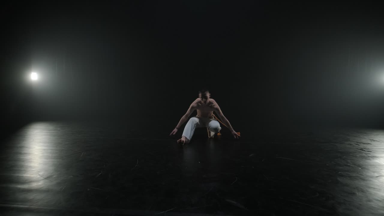 luchadores de capoeira realizando movimientos dinámicos en el escenario. artes marciales, danza y acrobacias en acción. atletas de pecho desnudo mostrando fuerza, flexibilidad y técnica bajo los reflectores