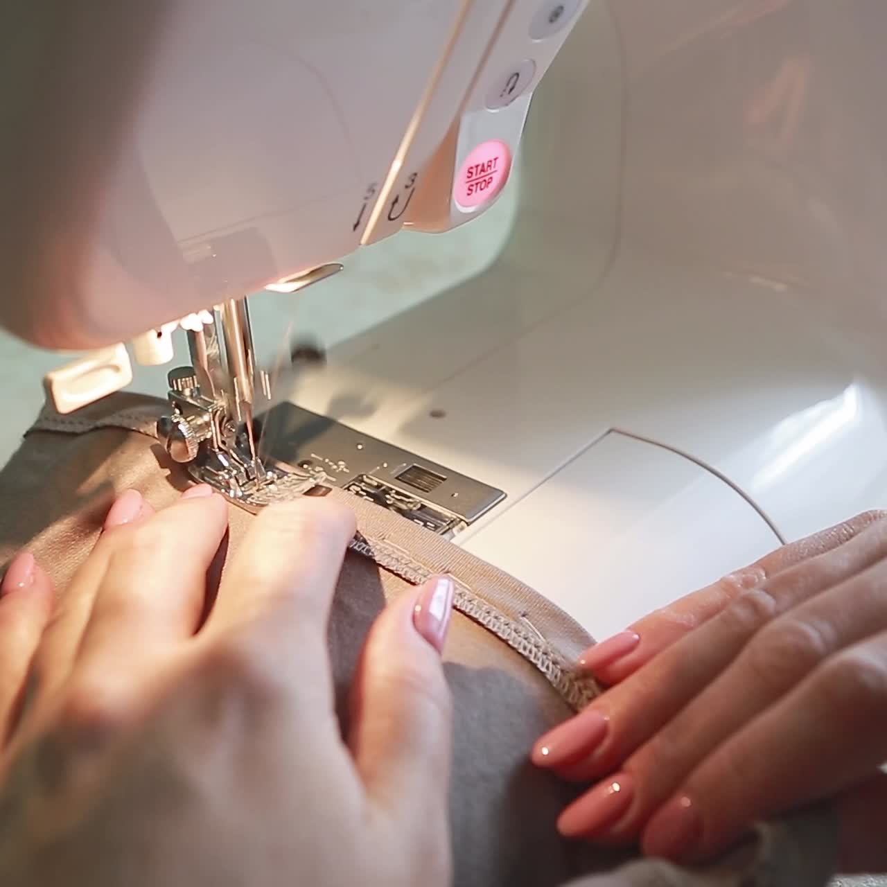 costurera en la mesa