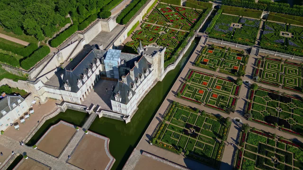 Château de Villandry con giardini rinascimentali simmetrici, vista aerea dall'alto nella Valle della Loira, panoramica