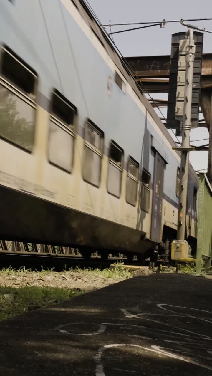 tren en movimiento rápido en vías urbanas