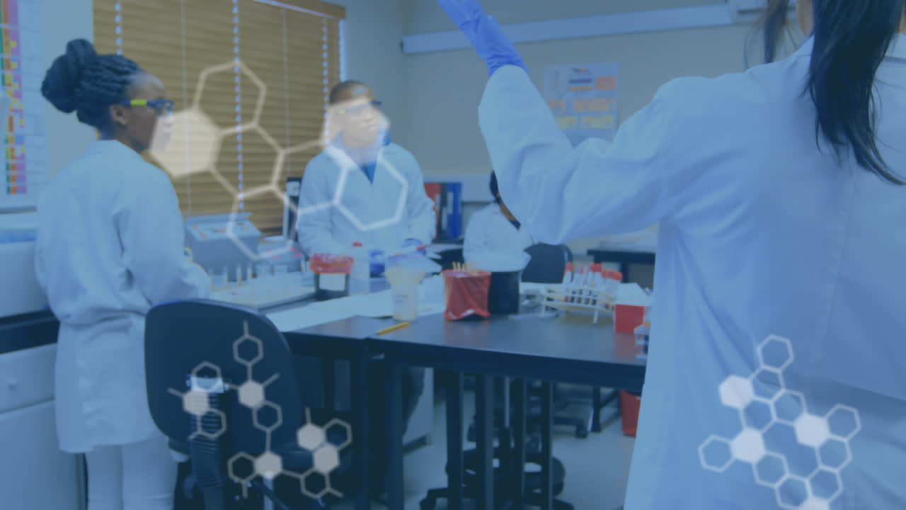 animación del procesamiento de datos médicos sobre un equipo de diversos científicos discutiendo en el laboratorio.