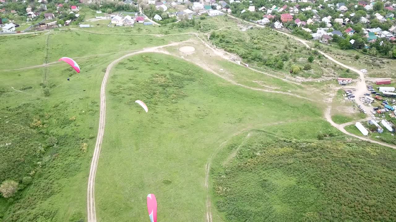 산에서 패러글라이딩. 초록색, 언덕