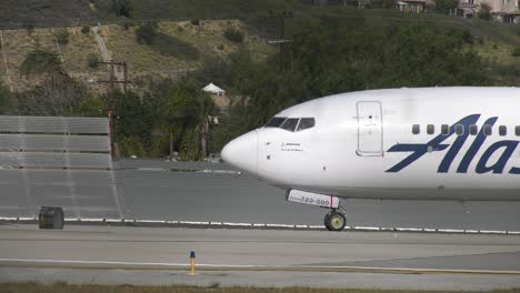 Avión-De-Alaska-Airlines-Despega