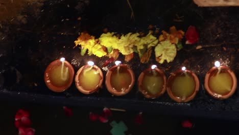 lámpara de aceite encendida en la orilla del río durante los rituales sagrados en el festival desde diferentes ángulos