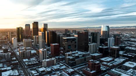 Aerial-Hyperlapse-Von-Denver,-Colorado-An-Einem-Kalten-Wintermorgen-Mit-Schnee,-Der-Den-Boden-Bedeckt