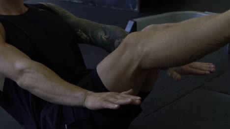 hombre musculoso en el gimnasio en casa haciendo ejercicio v ab hold