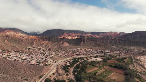 Drohne-Fliegt-Vertikal-Höher-über-Tilcara,-Provinz-Jujuy,-Argentinien,-Umgeben-Von-Quebrada-De-Humahuaca