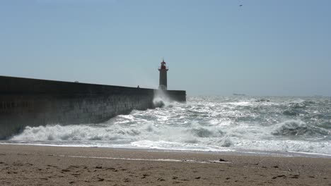 Wellen-Krachen-Auf-Den-Leuchtturm-Do-Douro,-Porto,-Portugal