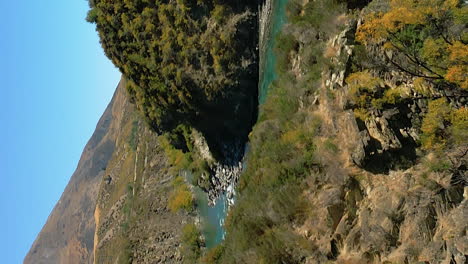 Río-Kawarau-Cerca-De-Queenstown,-Isla-Del-Sur,-Nueva-Zelanda---Antena-Vertical